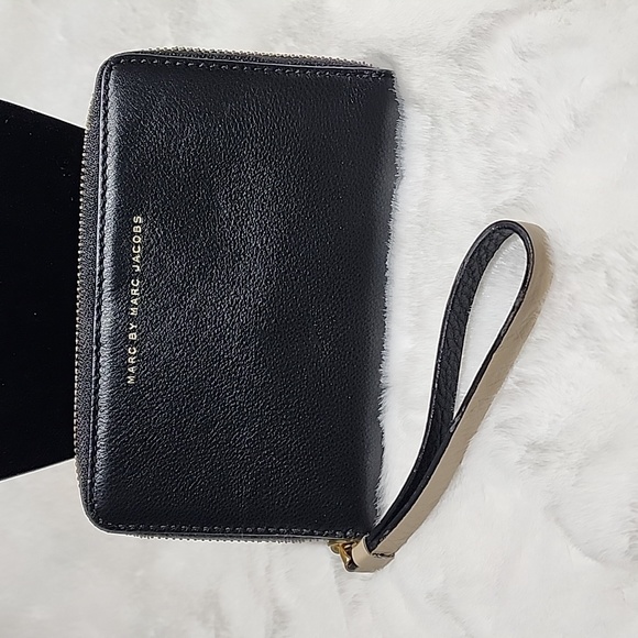 NWT Marc Jacob's Black and Cream/Tan Wallet Wristlet cell phone holder - Picture 2 of 11